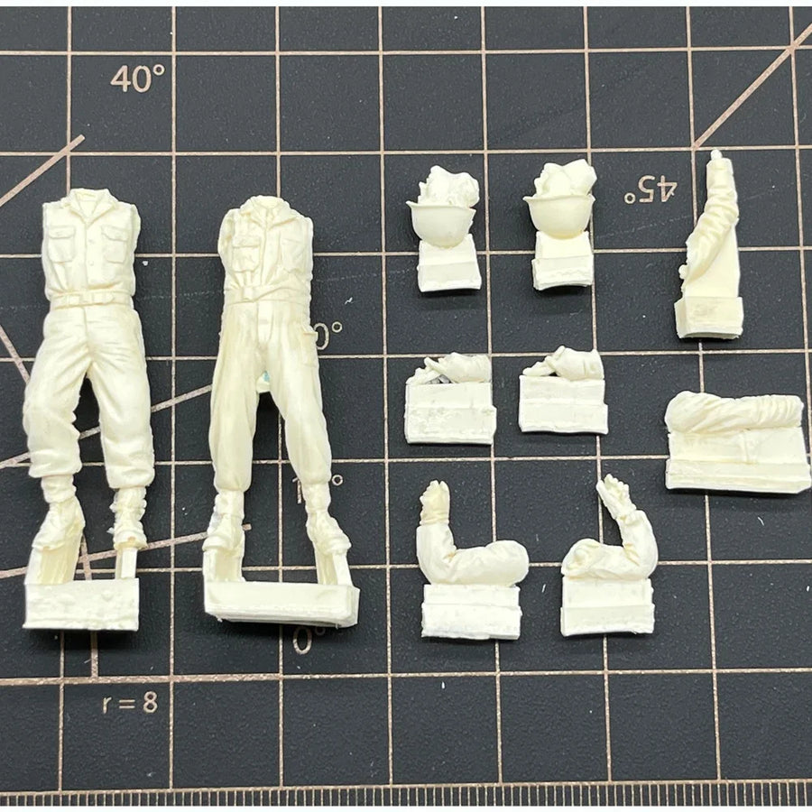 WWII US Tankers Painting 1/35 Resin Figure Set - resin model view 2