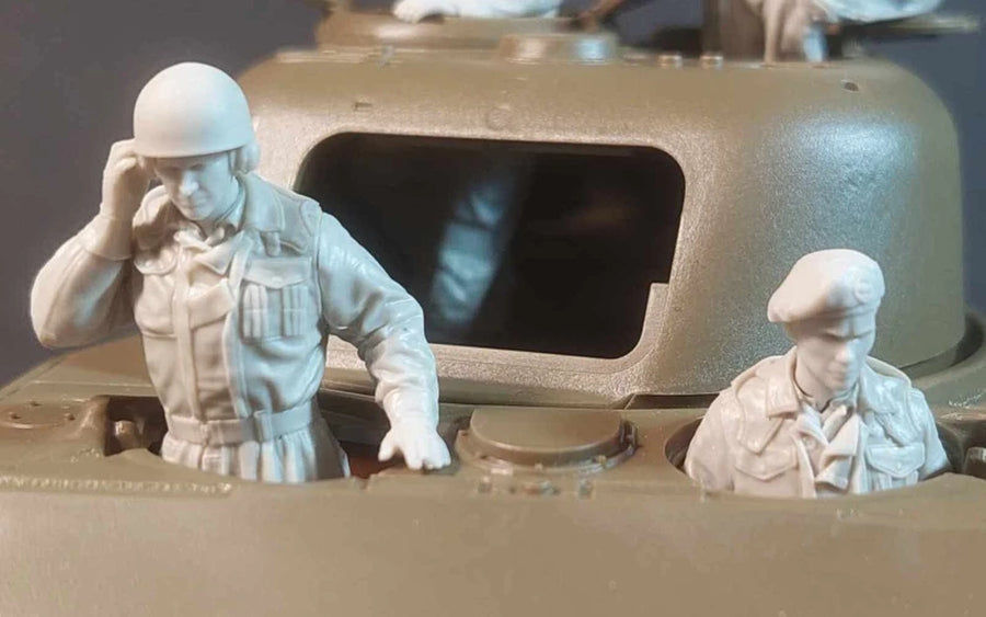 1/35 Scale Die-Cast Resin Figure Model Kit British Tank Suit Crew 4 Figures (No Tank) Unassembled and Unpainted