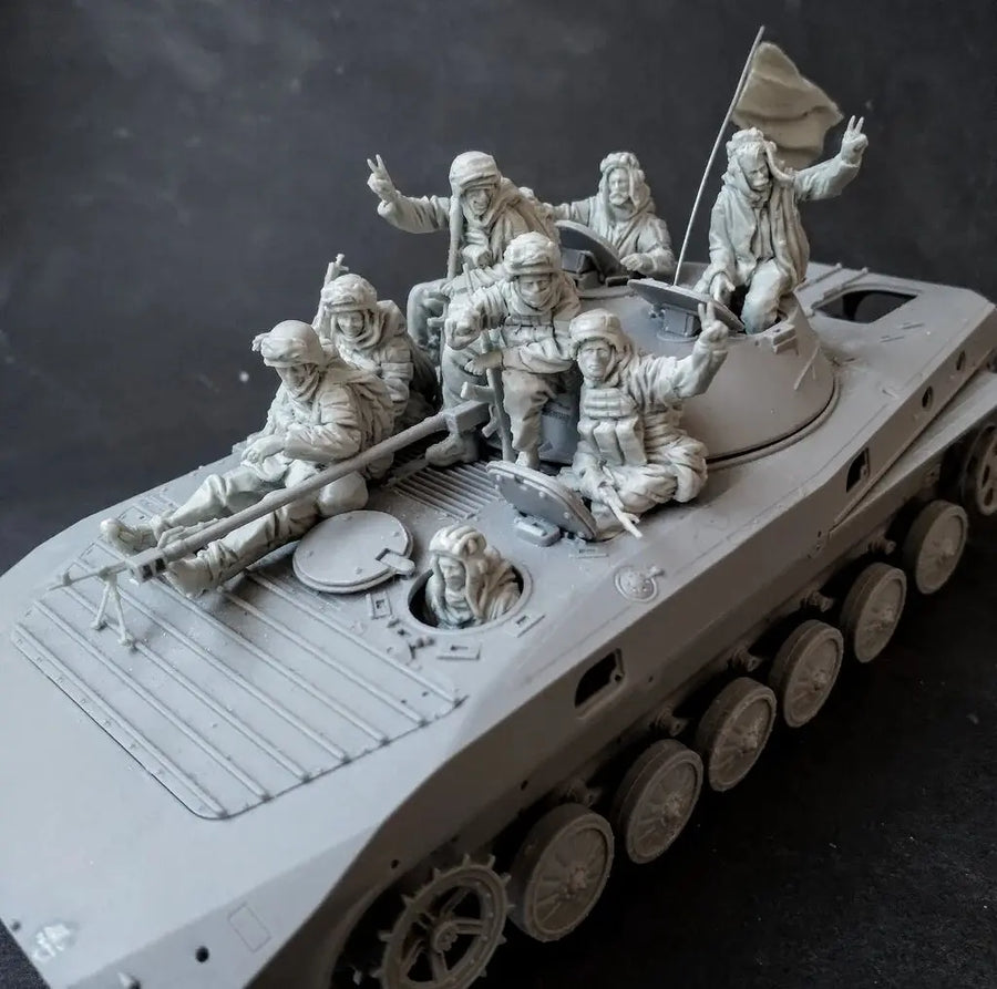 Modern Russian Soldiers on BTR APC with 7 Figures 1/35 Resin Diorama Kit - resin model view 2
