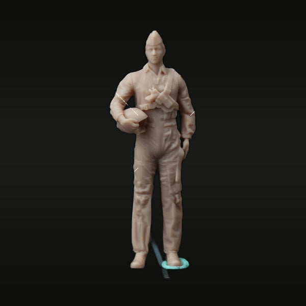 WWII American Pilot with Bomb 1/24 Resin Figure Kit