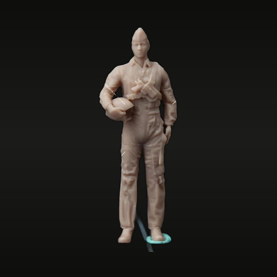 WWII American Pilot with Bomb 1/24 Resin Figure Kit - unpainted resin model kit