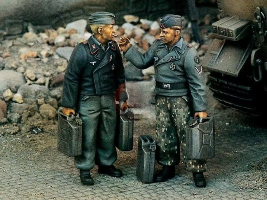 1/35 Scale Die-Cast Resin Figure Model Kit WWII German Tankers with Jerrycans 2 Figures Unassembled and Unpainted