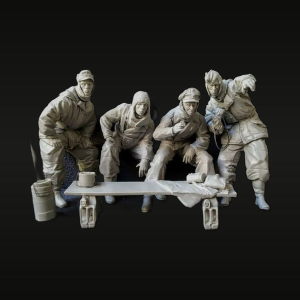 WWII Soviet Soldiers Rest Break Winter 1/16 Diorama Kit