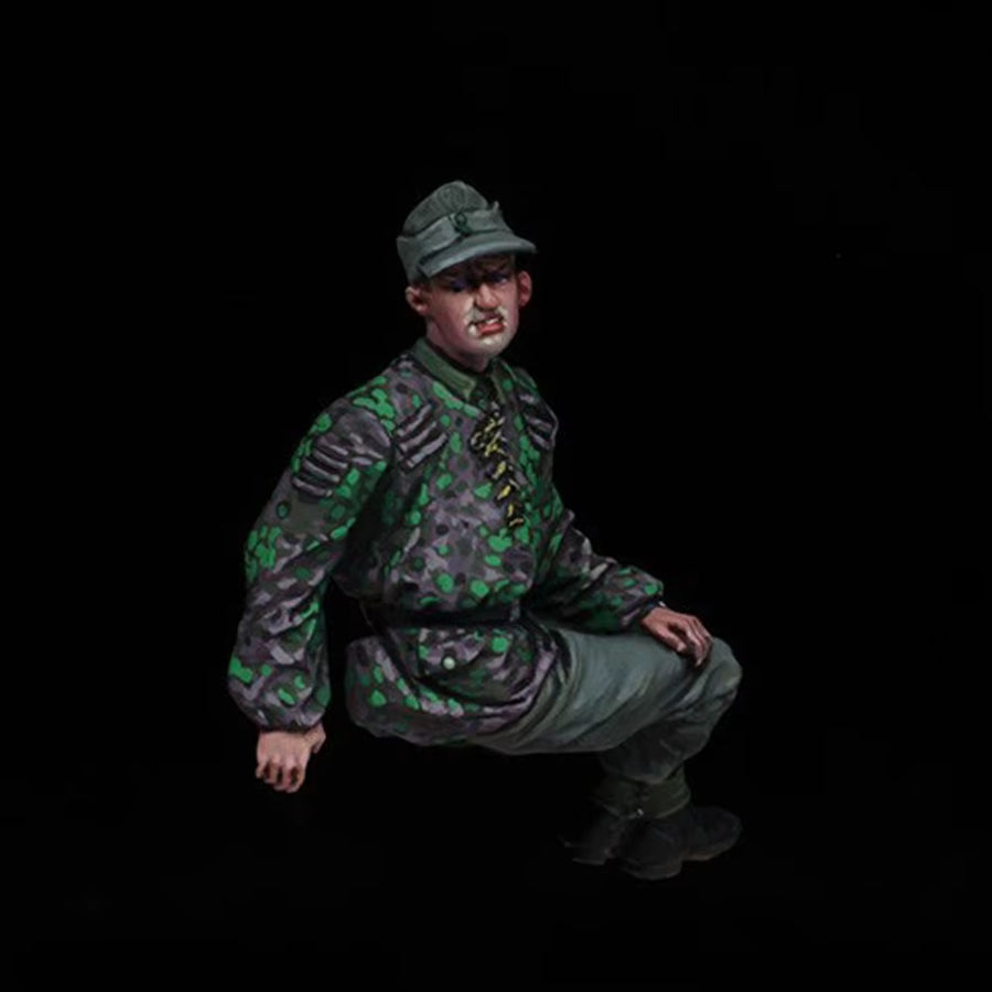 WWII German Soldier Splinter Camo Crouching 1/35 Resin Figure Kit - resin model view 2