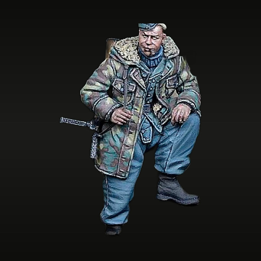 WWII German Soldier Winter Gear MP40 1/35 Resin Figure Kit - unpainted resin model kit