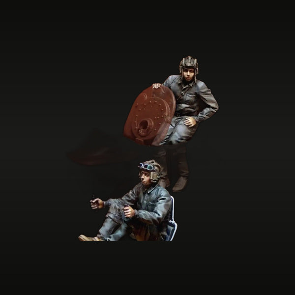 WWII Soviet Tank Crew with Wheel Set of 2 1/35 Resin Figure Kit