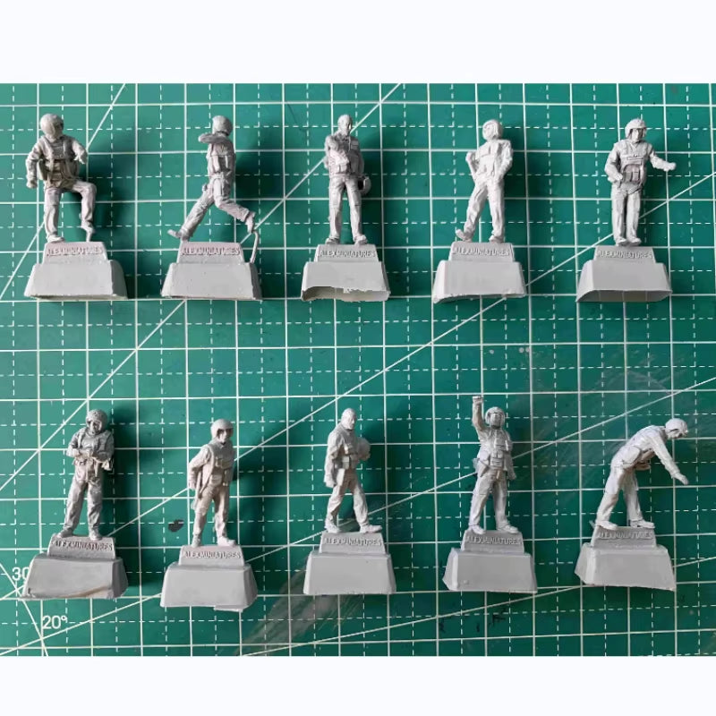 Modern Air Force Ground Crew Set 1/72 Resin Figure Kit - resin model view 3