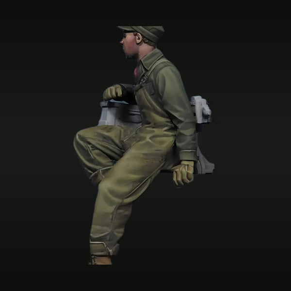 WWII Tank Crew/Mortar Loader with Ammunition 1/35 Resin Figure Kit