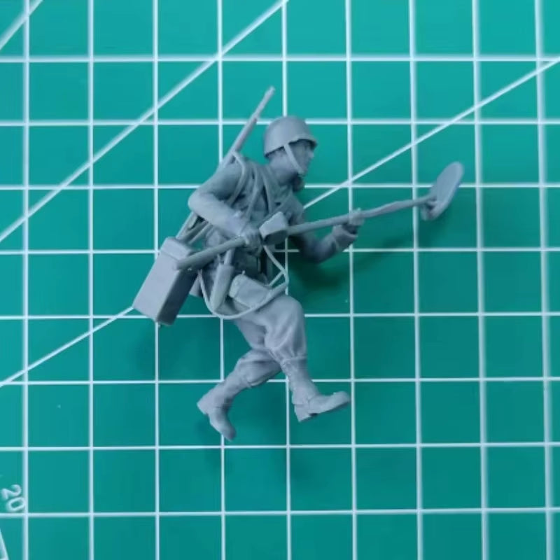 WWII US Army Soldier Kneeling with Entrenching Tool 1/35 Resin Figure Kit - resin model view 4