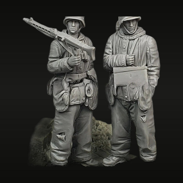 WWII German Panzerfaust Soldier & MP40 Gunner Winter 1/35 Resin Kit