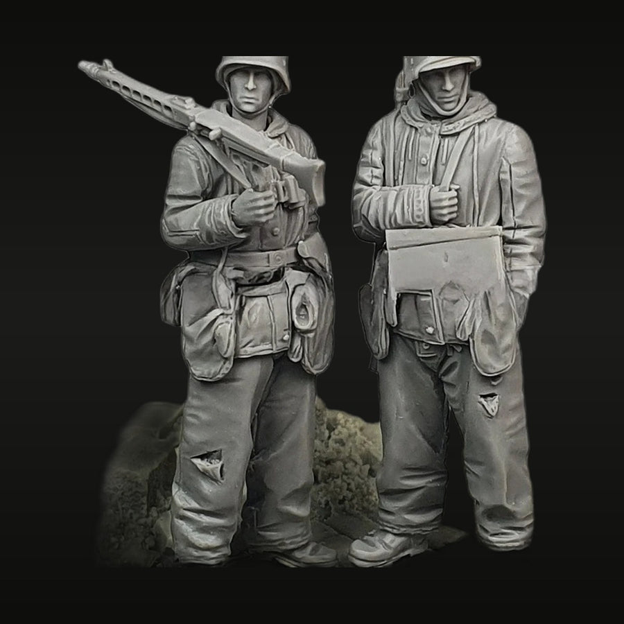WWII German Panzerfaust Soldier & MP40 Gunner Winter 1/35 Resin Kit - unpainted resin model kit