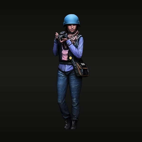 Modern Female Adventure Photographer with Camera 1/35 Resin Figure Kit