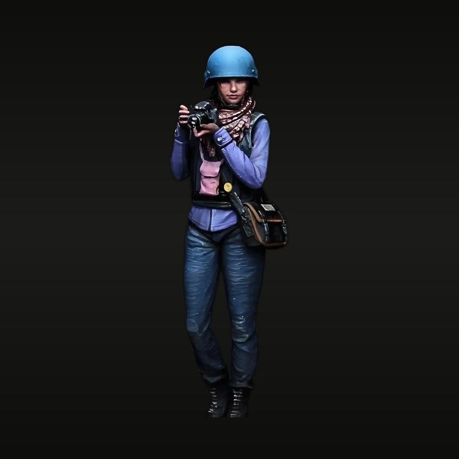 Modern Female Adventure Photographer with Camera 1/35 Resin Figure Kit - unpainted resin model kit