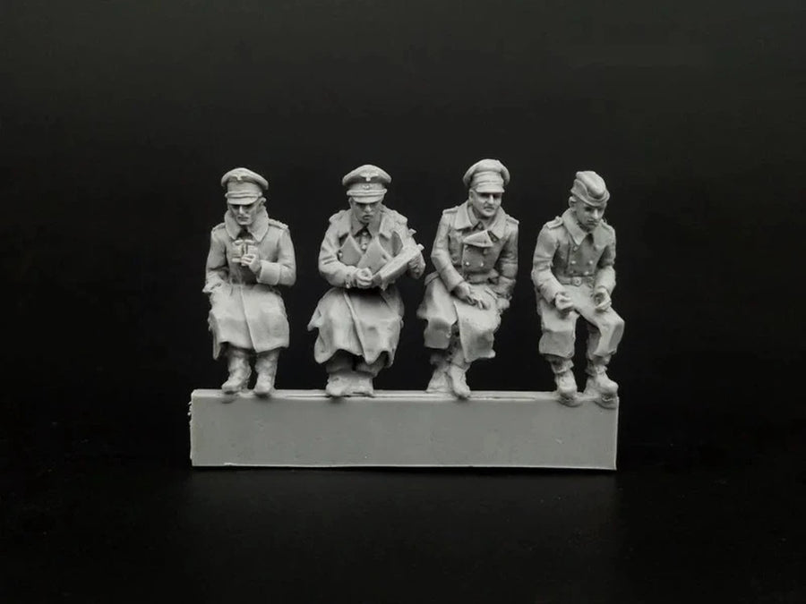 1/72 Scale Diecast Resin Figure Model Kit German Seated Officers 4 Figures Unpainted