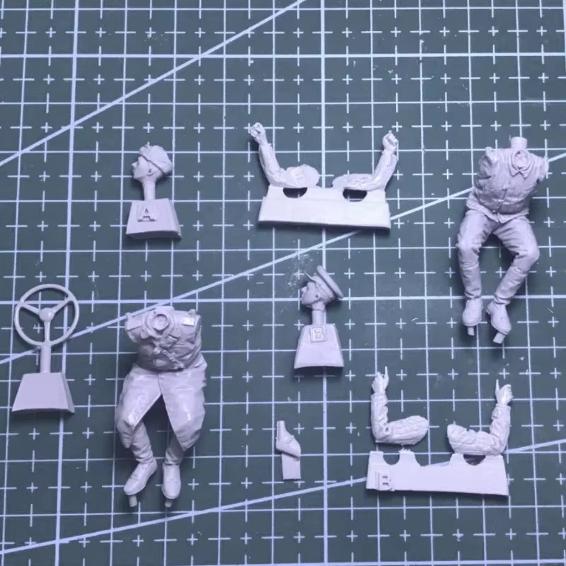 Soviet Officer and Driver 1943 1/35 Resin Figure Kit - resin model view 3