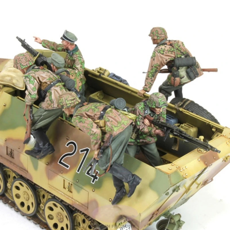 WWII German Waffen-SS Panzergrenadiers on Sd.Kfz.251 Halftrack 6-Figure Set 1/16 Resin Kit - resin model view 3
