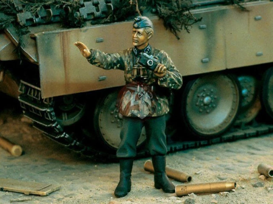 1/35 Scale Die-Cast Resin Figure Model Kit WWII German Photographer (No Tank) Unassembled and Unpainted
