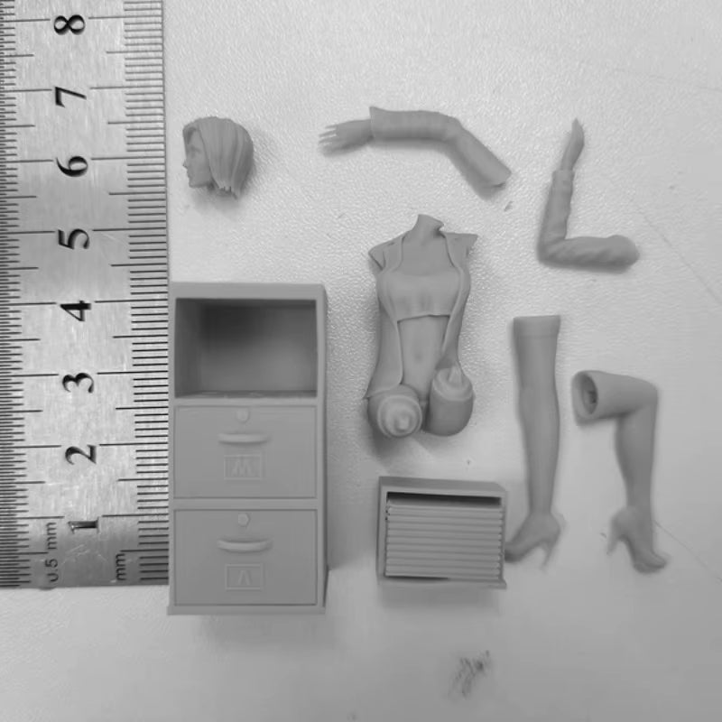 Bank Teller Female Figure 1/24 Scale Resin Model Kit - resin model view 3