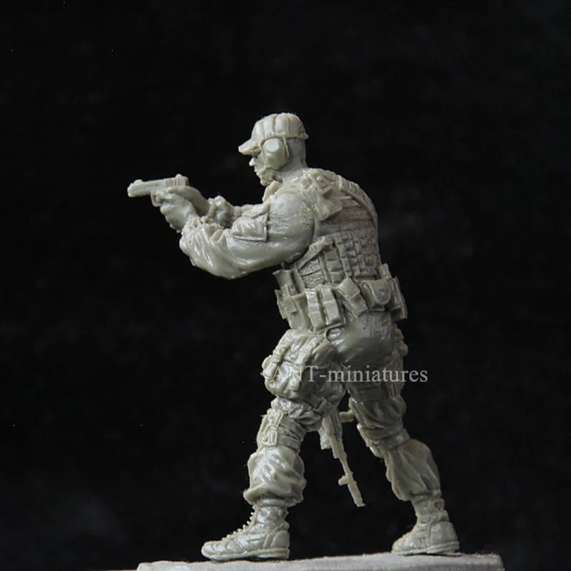 Modern Soldier Tactical Operator with Pistol 1/35 Resin Figure Kit - resin model view 3