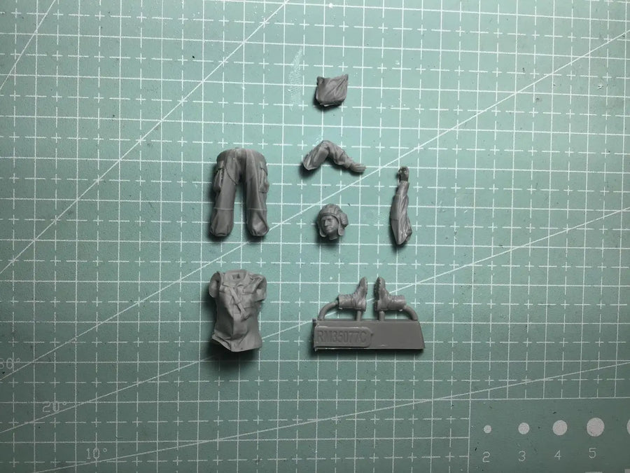 1/35 Resin Model Figure GK，2 Figure , Unassembled and Unpainted Kit