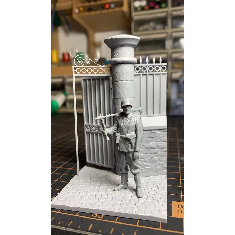 Victorian Iron Gate & Stone Wall Diorama 1/35 Resin Kit - resin model view 4