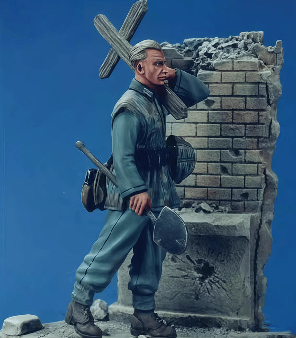 WWII German Wehrmacht Soldier with Entrenching Tool 1/35 Resin Figure Kit