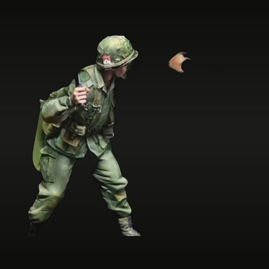 Vietnam War US Infantryman with M16 Rifle 1/35 Resin Figure Kit - unpainted resin model kit