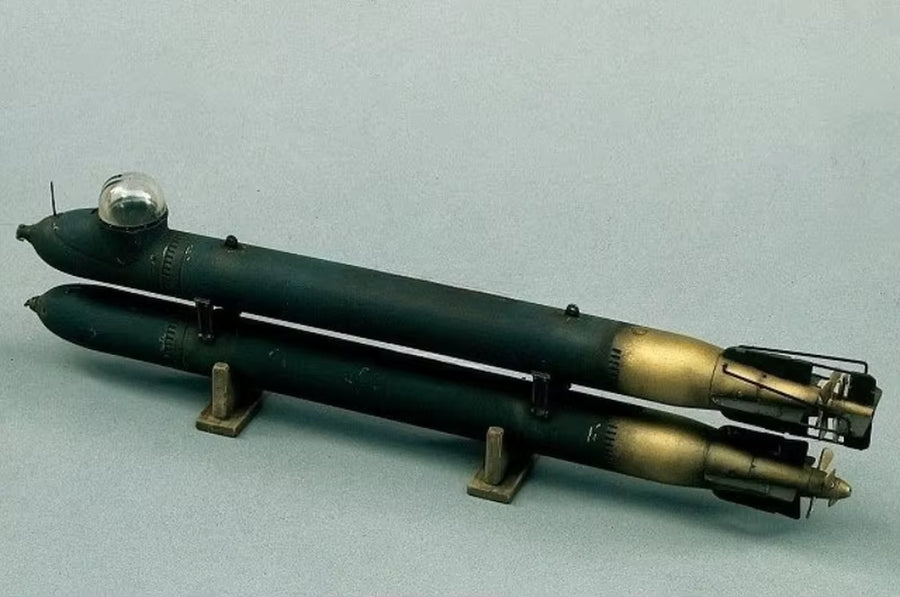 1/35 Scale Die-Cast Resin Model Assembled Kit WWII German Navy Human Torpedo Scene Model Unassembled and Unpainted