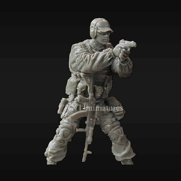 Modern Soldier Tactical Operator with Pistol 1/35 Resin Figure Kit