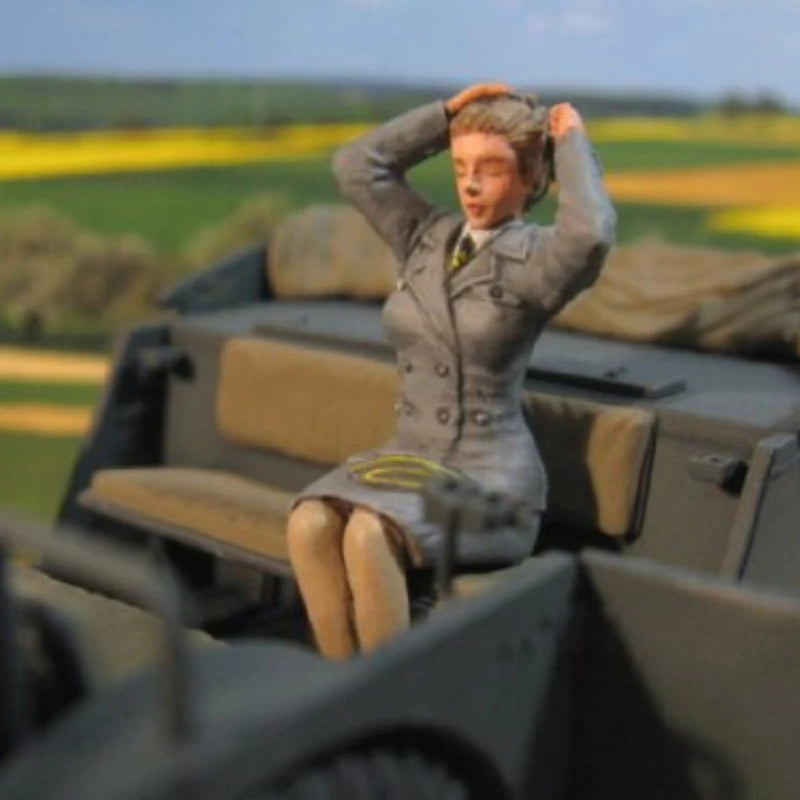 WWII Soviet Female Military Personnel Vehicle Crew 6-Figure Set 1/35 Resin Kit - resin model view 5