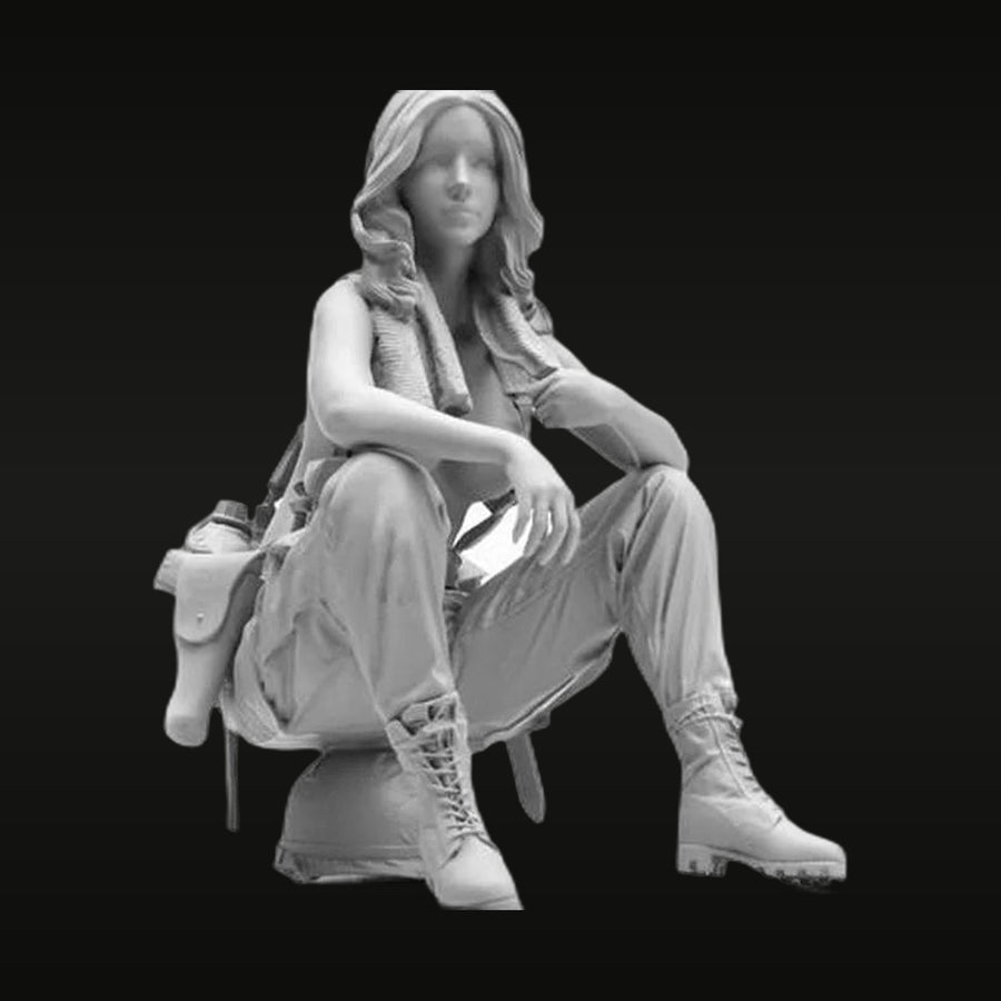 Modern Female Survivor Crouching with Pistol 1/24 Resin Figure Kit - unpainted resin model kit