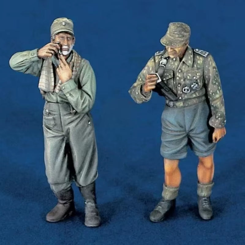 1/35 Scale Die-Cast Resin Figure Model Kit WWII German Soldiers Shaving Washing up 2 Figures Unassembled and Unpainted