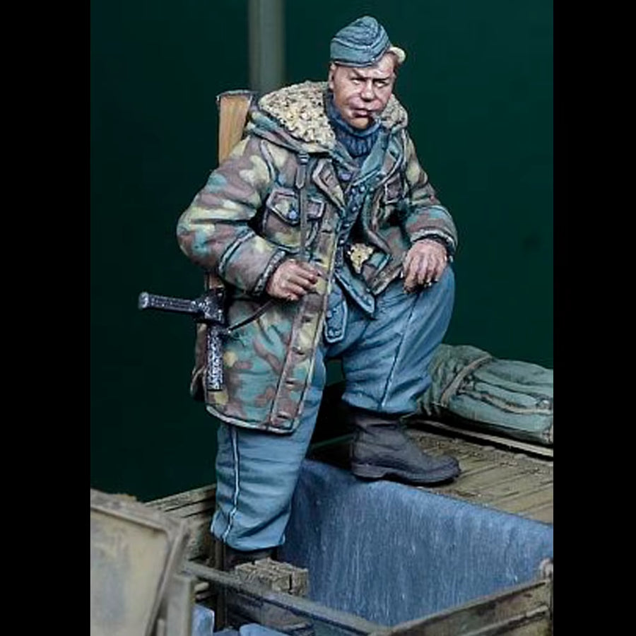 WWII German Soldier Winter Gear MP40 1/35 Resin Figure Kit - resin model view 2