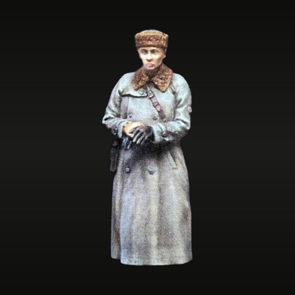 WWII Soviet Female Soldier Winter Coat Ushanka 1/35 Resin Figure Kit