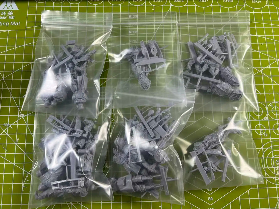 WWII German Winter Soldiers Snow Camouflage 15-Figure Set 1/35 Resin Kit - resin model view 3