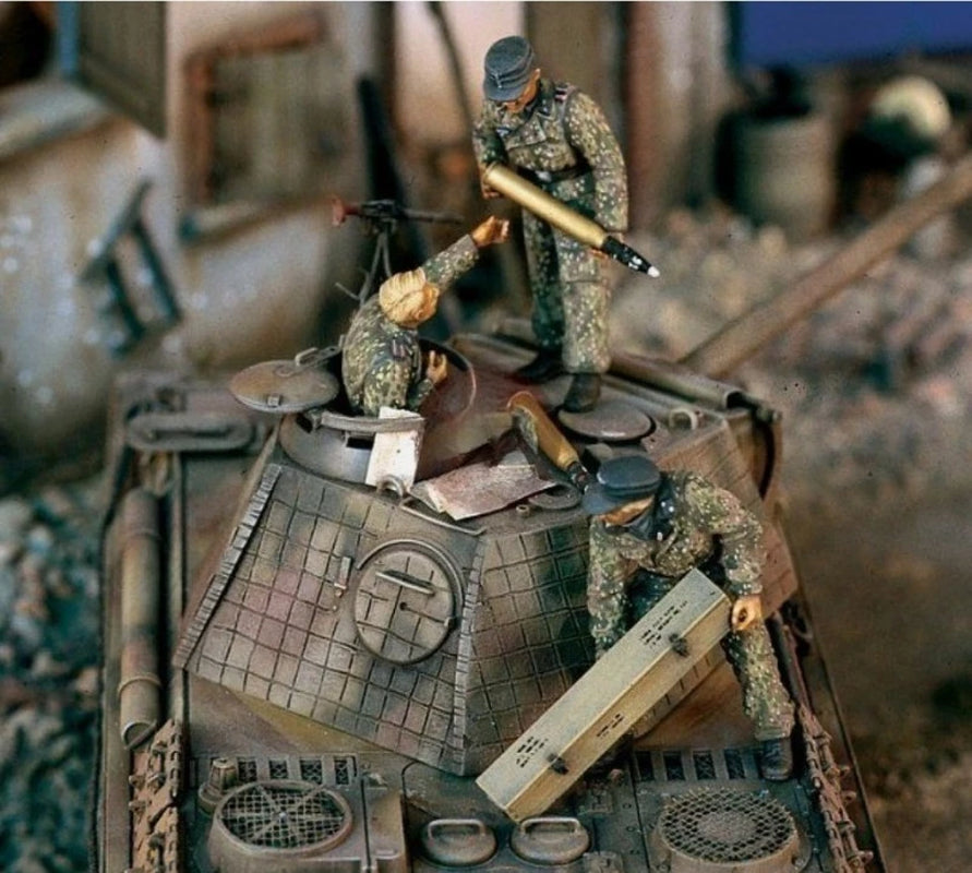 WWII German Panzer Crew Loading Ammunition 1/35 Resin Figure Set - resin model view 2