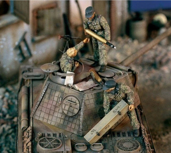 WWII German Panzer Crew Loading Ammunition 1/35 Resin Figure Set