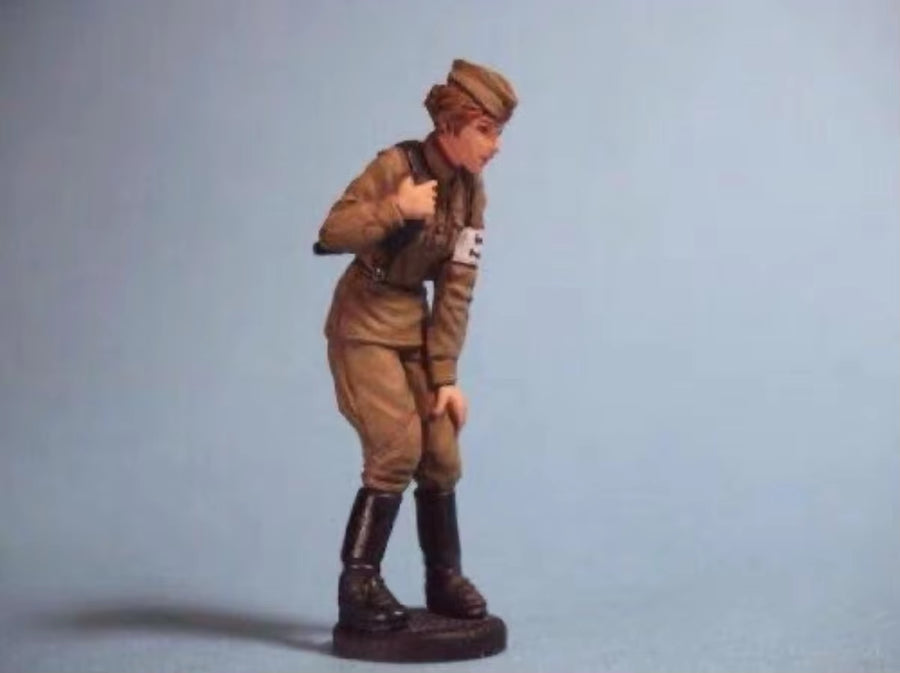 WWII Soviet Radio Operator 2-Figure Set 1/35 Scale Resin Kit - resin model view 3