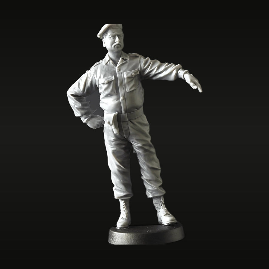 1/35 WWII Soviet Tank Mechanic Pointing (Resin Figure) - unpainted resin model kit