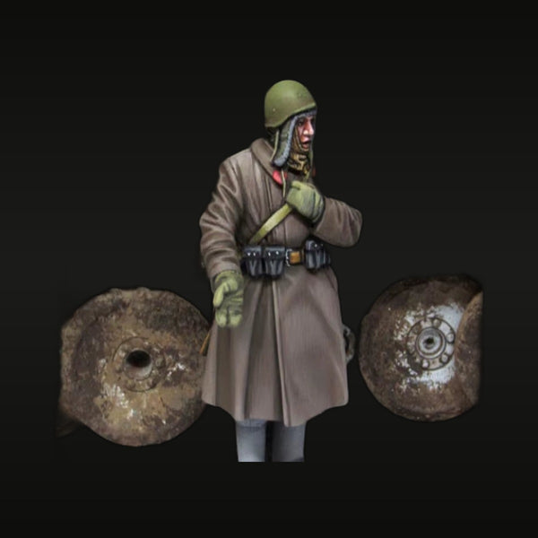 WWII Soviet Sapper with Mosin-Nagant and Anti-Tank Mines 1/35 Resin Figure Kit