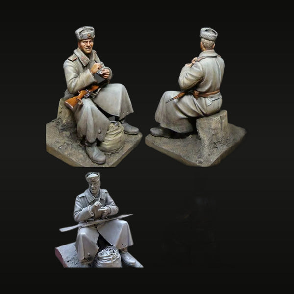 WWII Soviet Soldier Eating at Rest Winter 1943-1945 1/35 Resin Figure Kit
