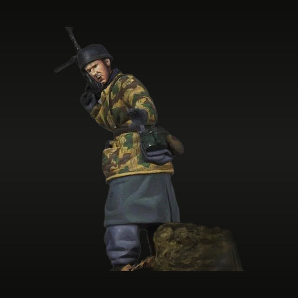 WWII German Soldier Camouflage Smock with MP40 1/35 Resin Figure Kit