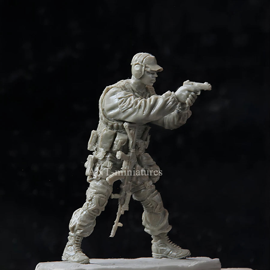 Modern Soldier Tactical Operator with Pistol 1/35 Resin Figure Kit - resin model view 4