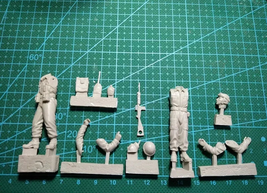 1/35 Scale Diecast Resin Figure Model Kit IDF Centurion MK.5 Tank Crew 2 Figures Unassembled and Unpainted No Tank