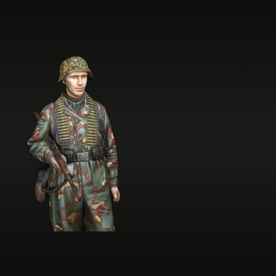WWII German Wehrmacht Soldier with MP40 Splinter Camo 1/16 Resin Figure Kit - unpainted resin model kit
