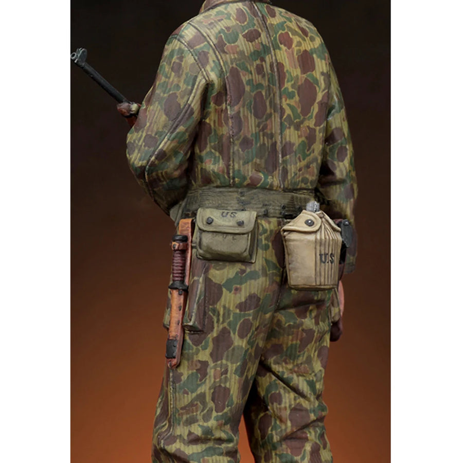 WWII German Fallschirmjäger with Kar98k Splinter Camo 1/16 Resin Figure Kit - resin model view 3
