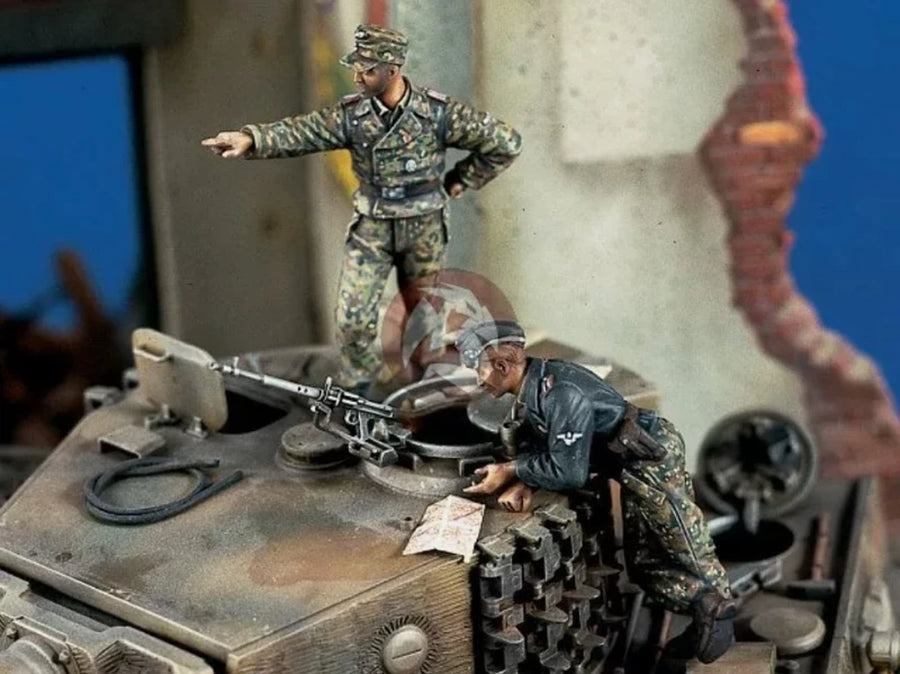 WWII German Panzer Crew Officer & Gunner 1/35 Resin Figure Kit - resin model view 2