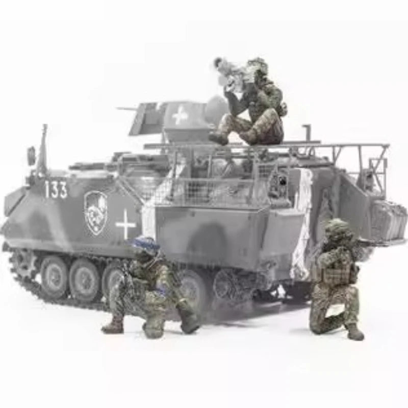 Modern US M113 Armored Personnel Carrier with Infantry Squad 1/35 Resin Vehicle Set - resin model view 2
