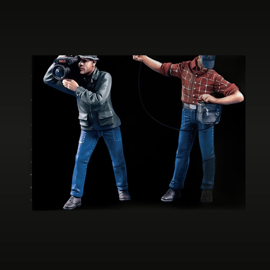 TV News Cameraman and Sound Engineer 1/35 Resin Figure Kit - unpainted resin model kit