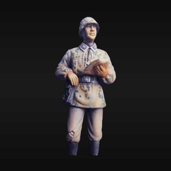 WWII German Waffen-SS Officer with Map Kursk 1943 1/35 Resin Figure